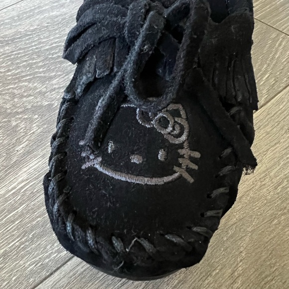 Minnetonka x Sanrio Hello Kitty Black Suede Fringe Moccasins w Bow Size 8.5 NWB! - Picture 4 of 10